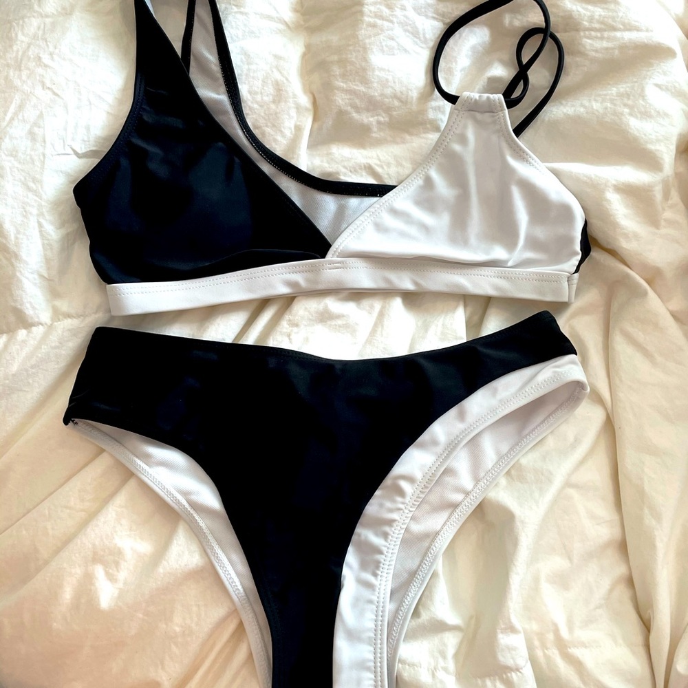 Super cute color lock bikini set!!